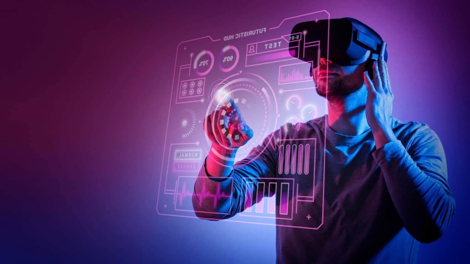 Un bărbat cu ochelari de realitate virtuală în fața unei interfețe digitale