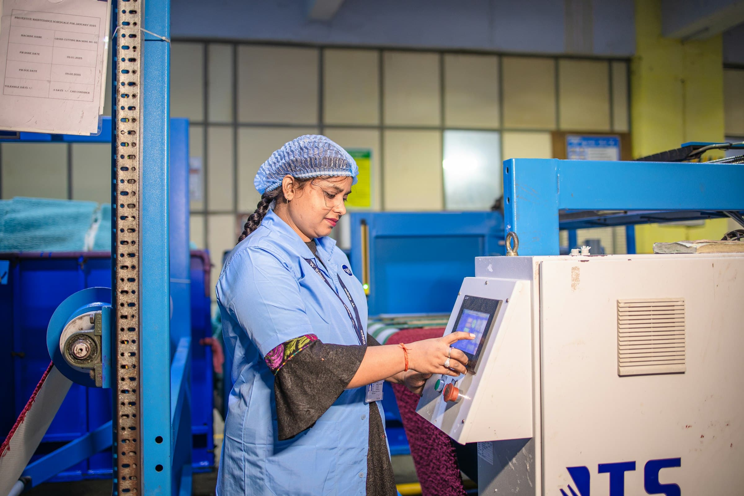 O persoană lucrează la un utilaj într-o fabrică